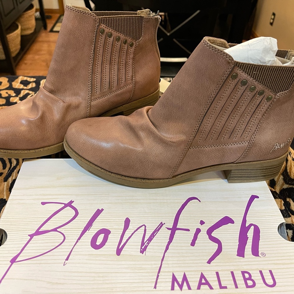 New in box! Blowfish brown tan ankle boots booties western Size 10M